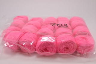 Акрилова нитка для вишивки 703 рожевий