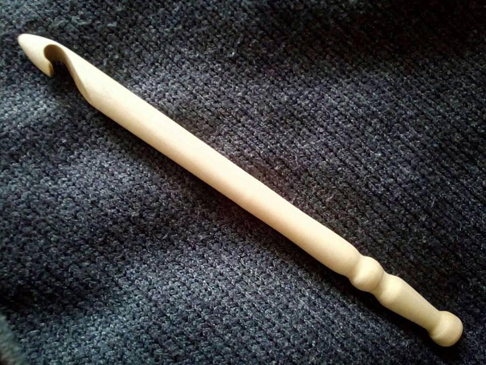Крючок деревянный для вязания под толстую пряжу 14мм