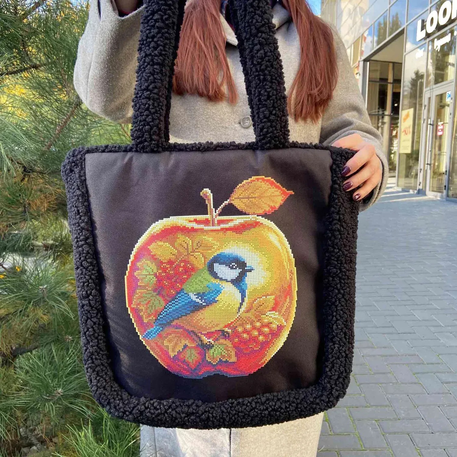 Шоппер для вишивання бісером 811 Пташка в скляному яблуці