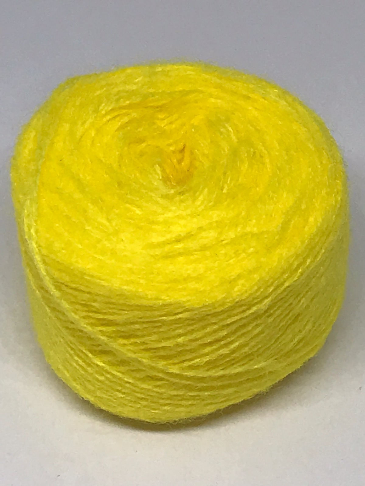 Акрилова нитка для вишивки жовта 804