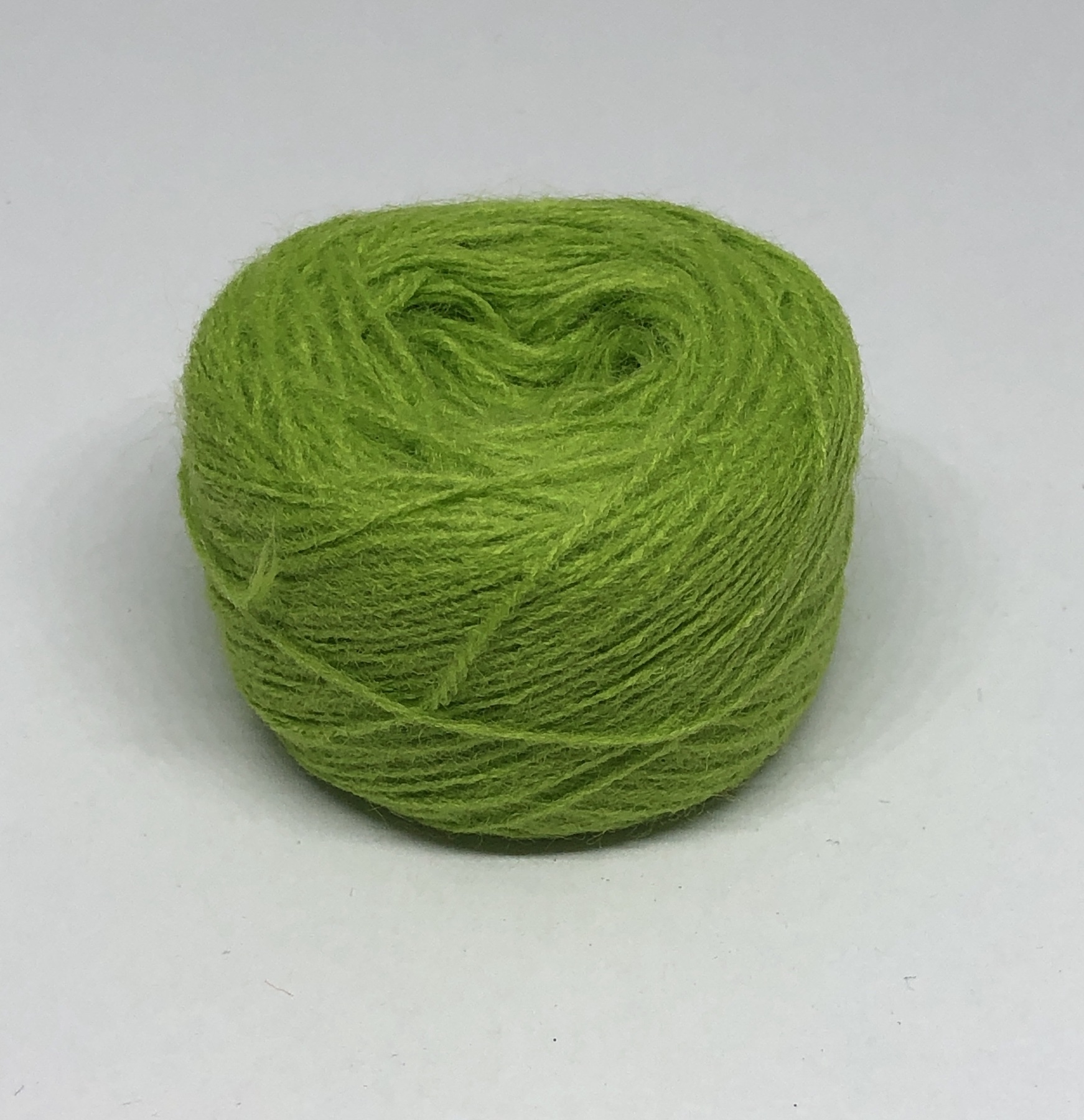 Акриловая нитка для вышивки светло зеленая 532