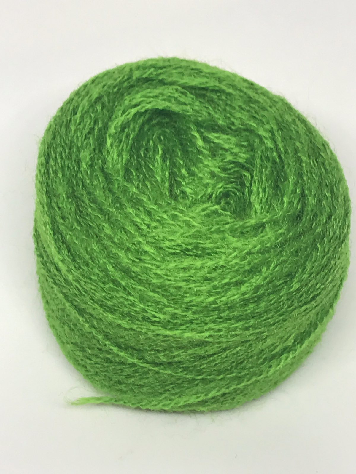 Акрилова нитка для вишивки зелена 502