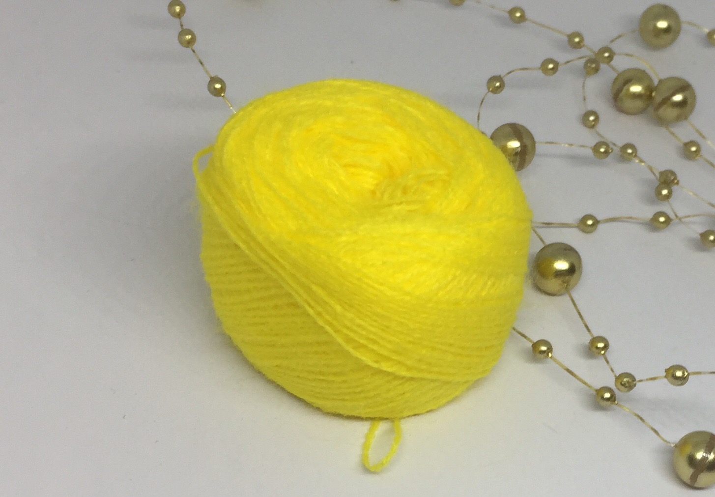 Акрилова нитка для вишивки яскраво-жовта 431