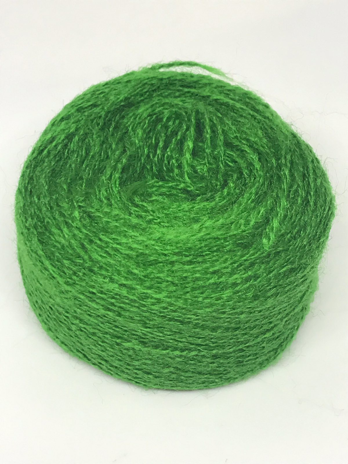 Акриловая нитка для вышивки зеленая 503