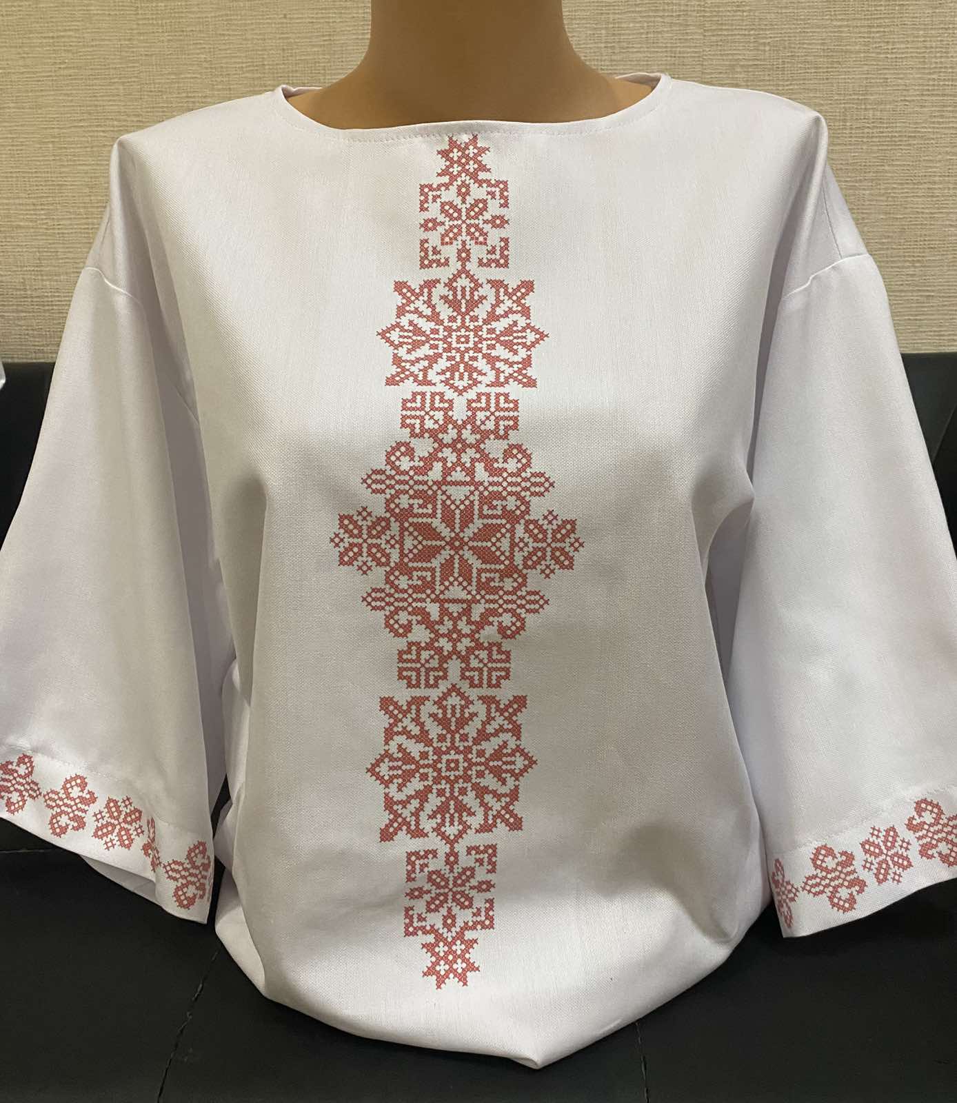 Пошита жіноча блуза для вишивання бісером або нитками Панська червона