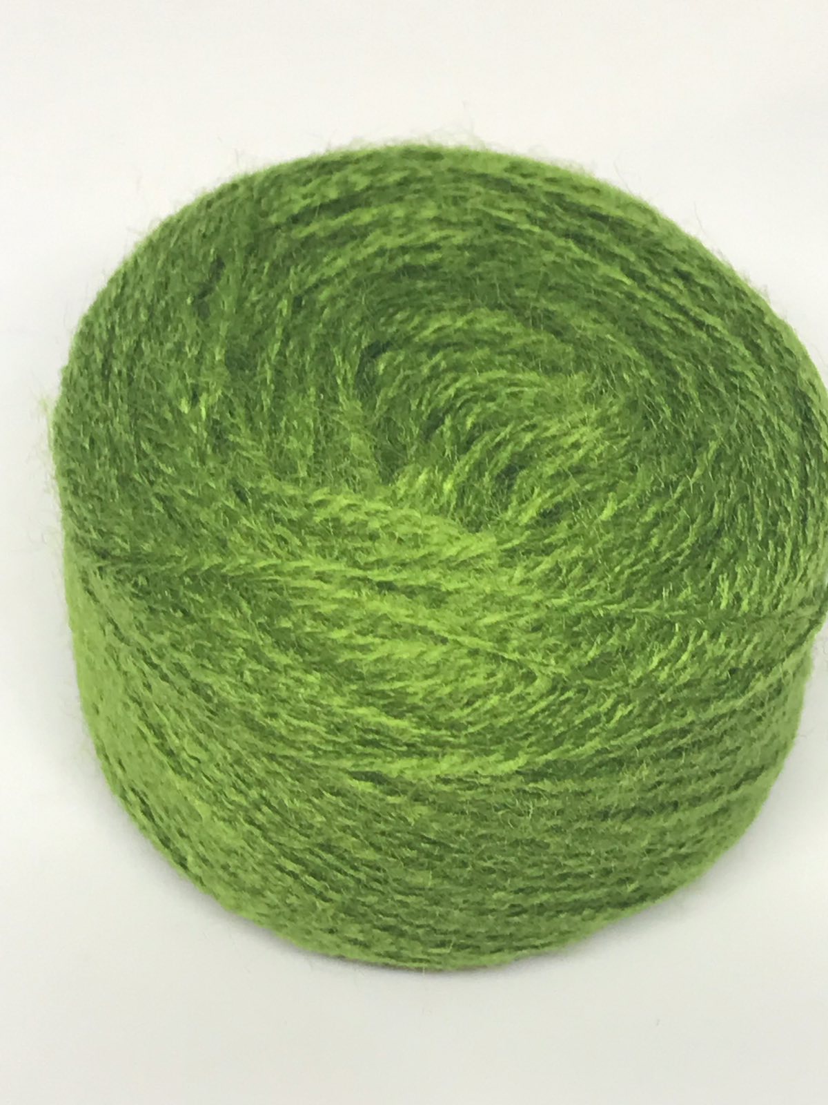 Акриловая нитка для вышивки светло зеленая 504