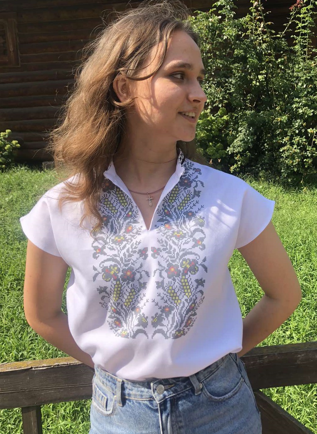 Пошита жіноча безрукавка для вишивання №1