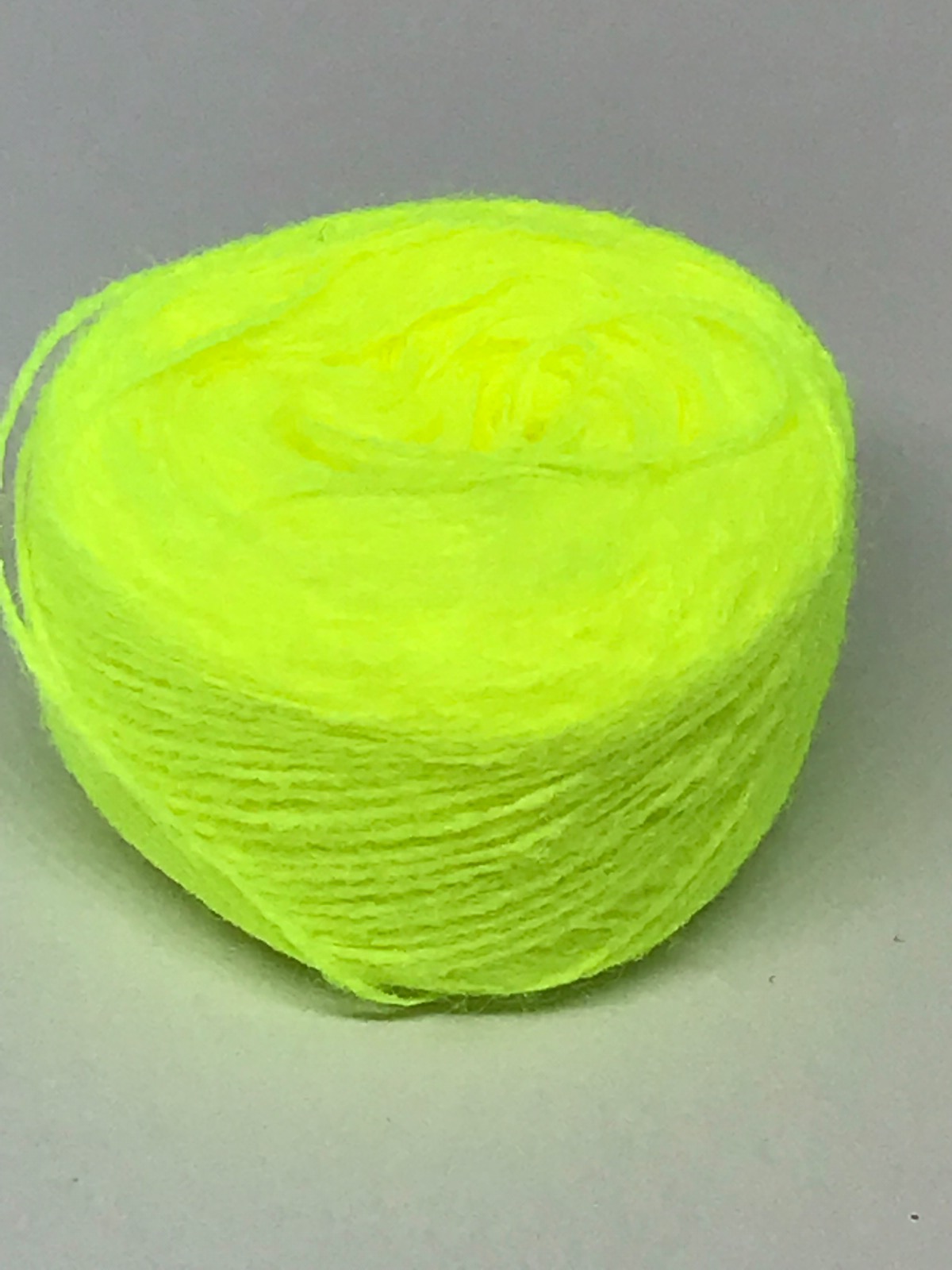 Акрилова нитка для вишивки жовта 832