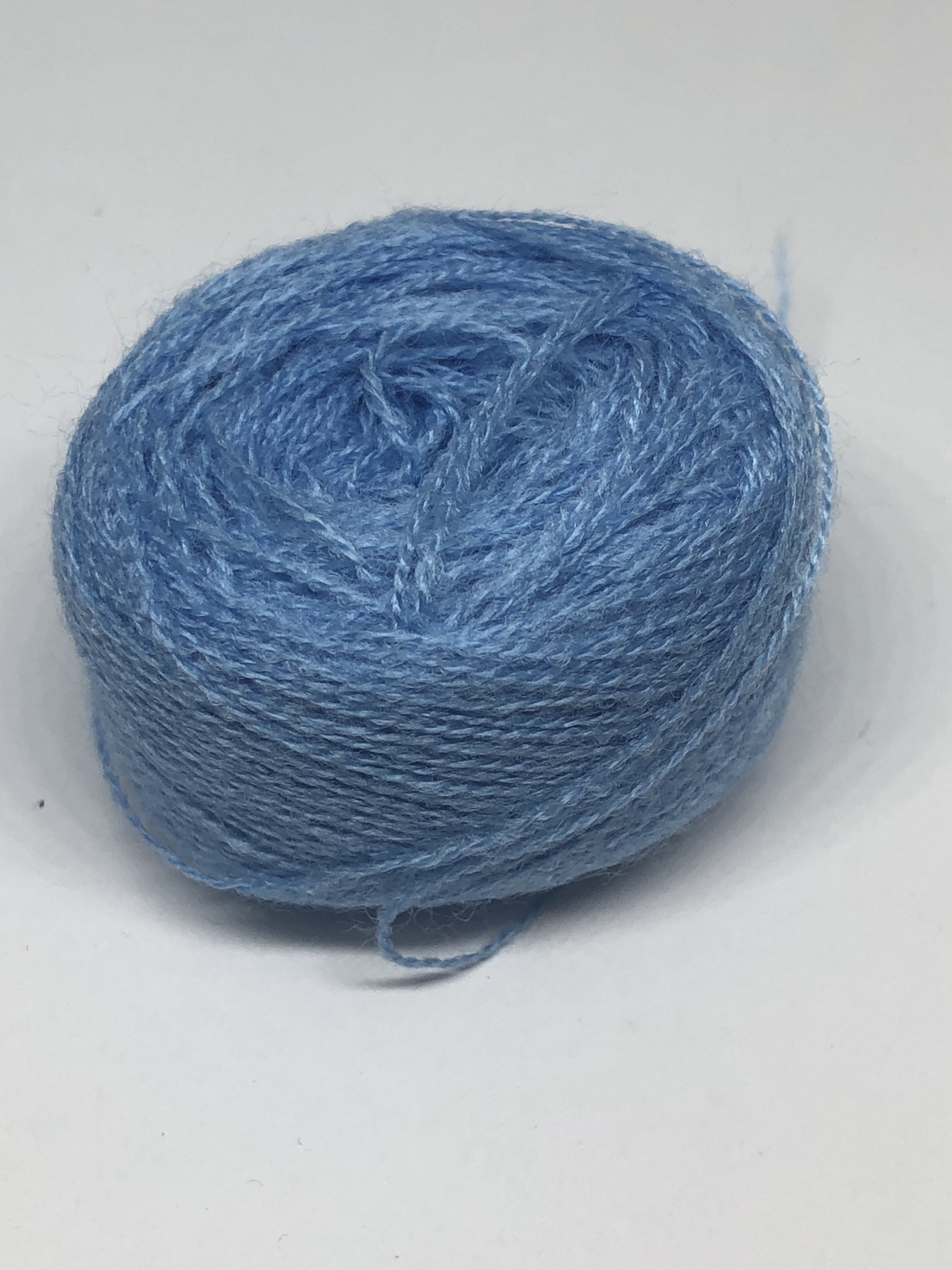 Акриловая нитка для вышивки темно-голубой 302