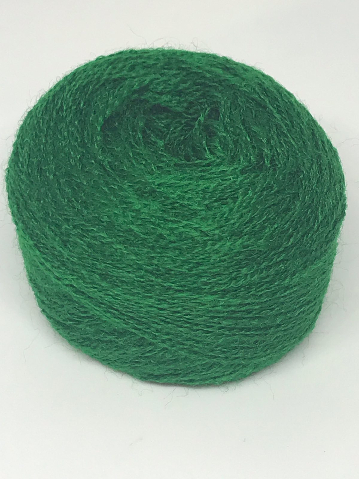 Акрилова нитка для вишивки темно зелена 505