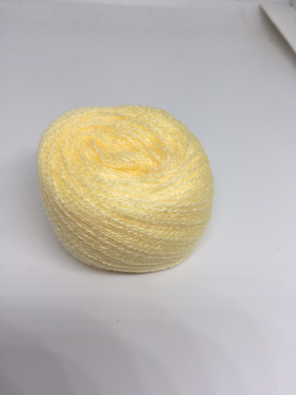 Акрилова нитка для вишивки блідо-жовта 805