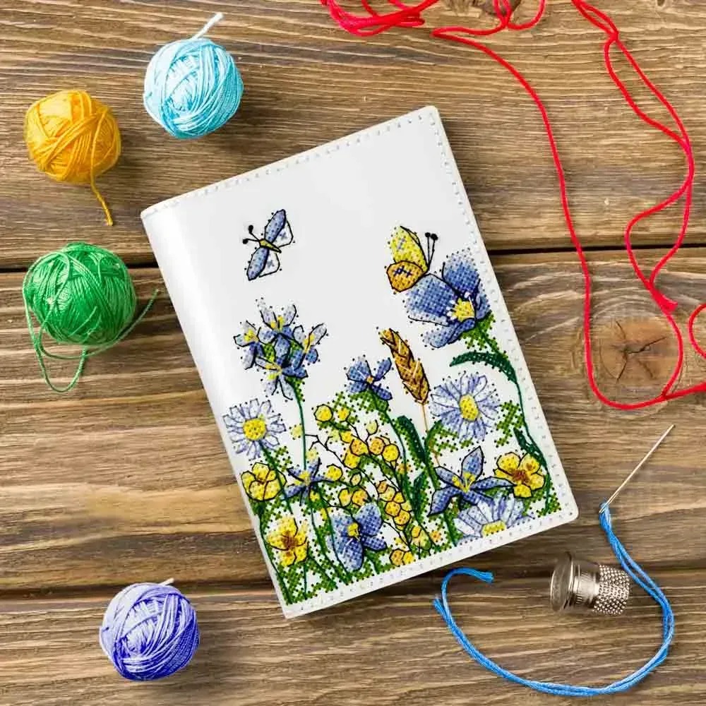 Набір для вишивання нитками обкладинки для паспорта FLHL-095 Білий